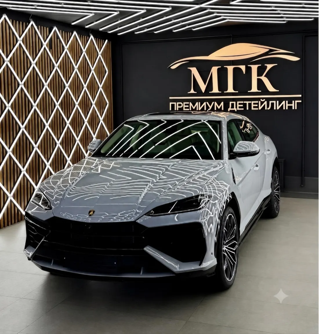 Автомобиль после полировки и керамики под студийным светом