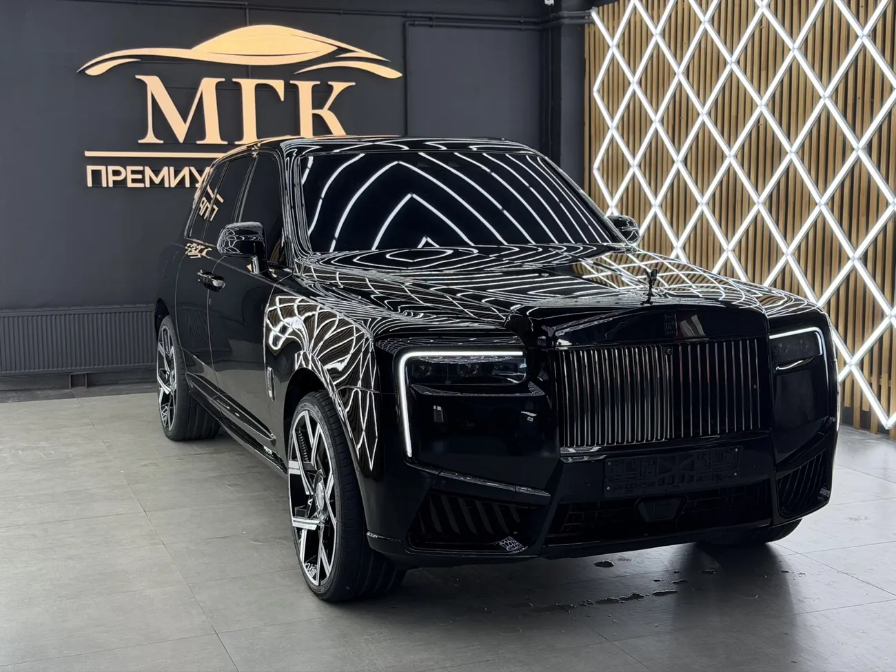 Rolls-Royce Cullinan в зоне выдачи МГК Премиум Детейлинг после защитных работ