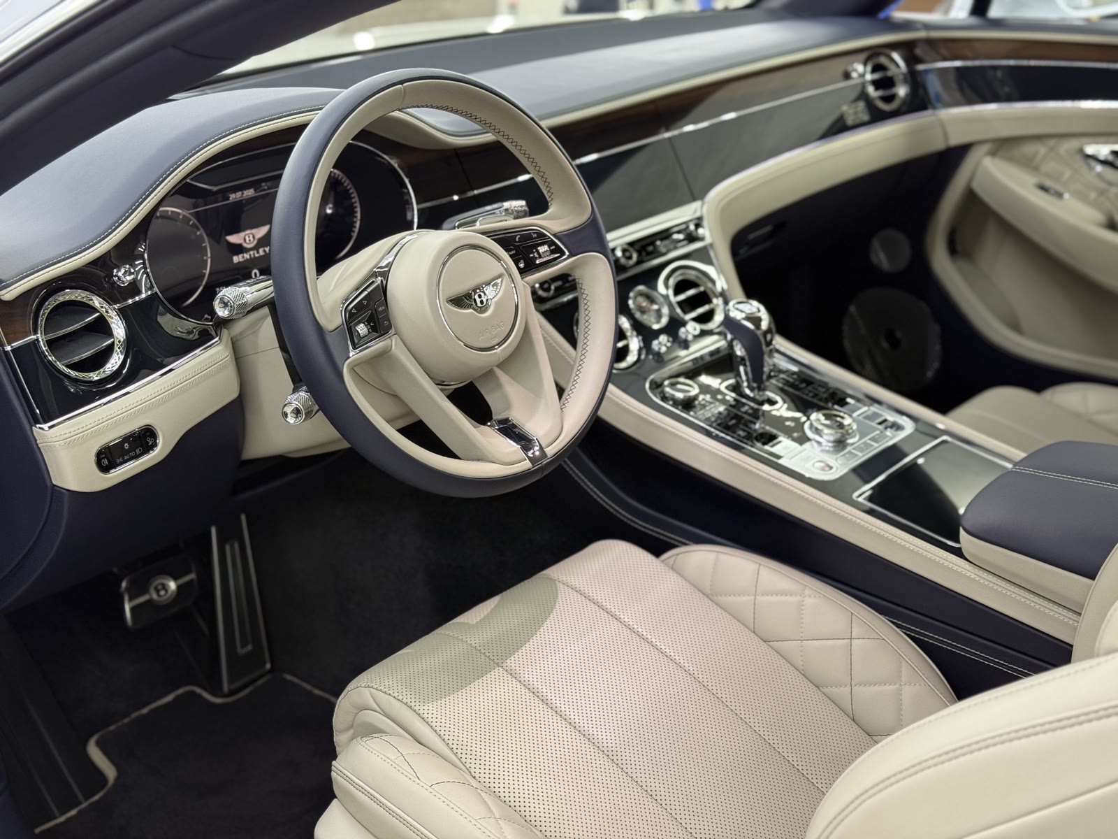 Светлый салон Bentley в студии МГК Премиум Детейлинг