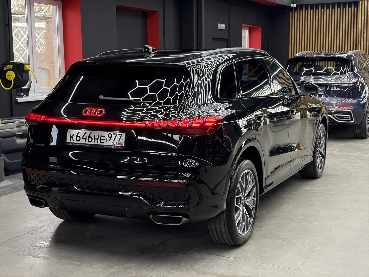 Чёрный кроссовер Audi после комплекса детейлинг-работ, вид сзади