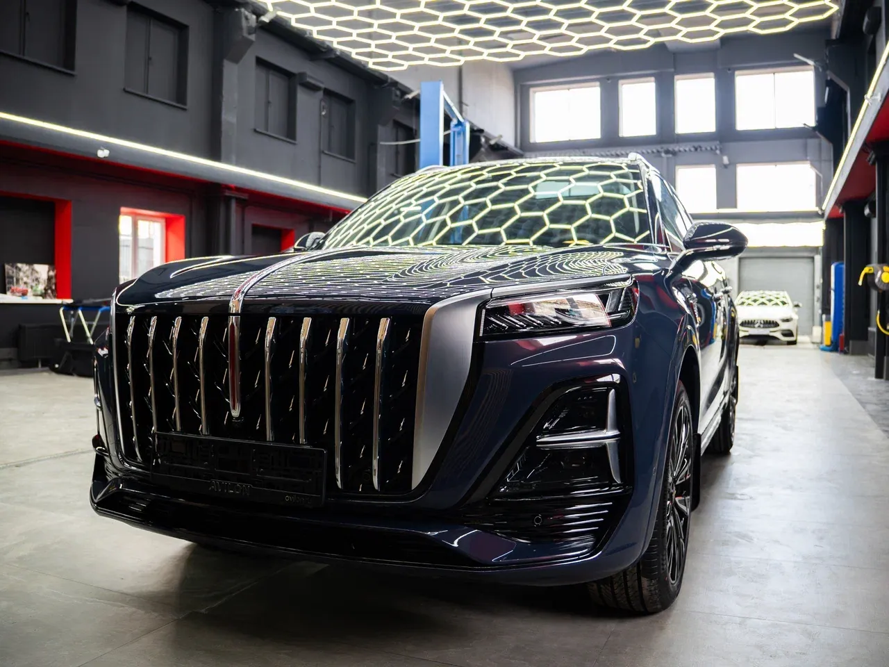 Синий кроссовер Hongqi после комплекса детейлинг-работ, вид спереди