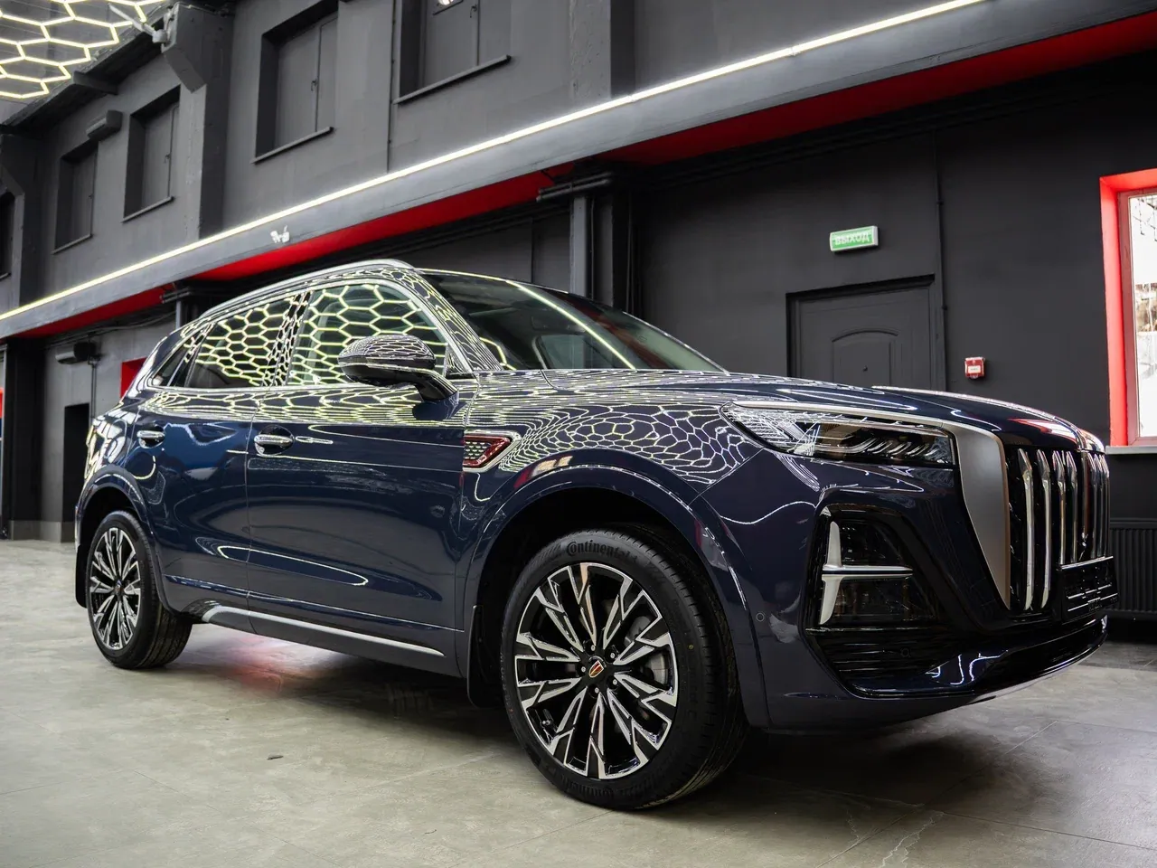 Синий кроссовер Hongqi после детейлинга, вид спереди и сбоку