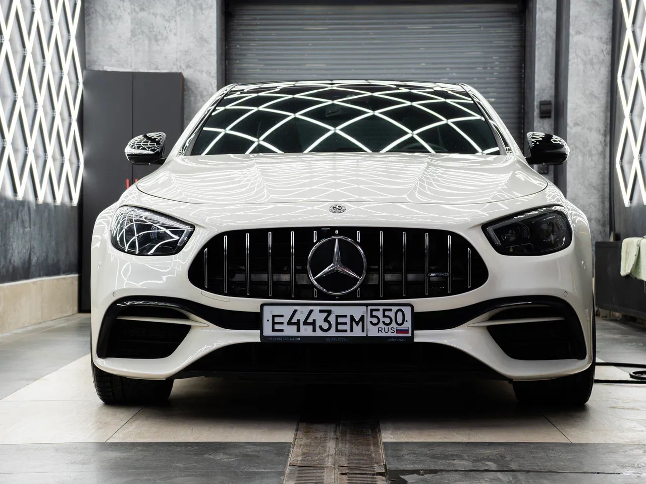Белый Mercedes-AMG E 63 S после детейлинга, фронтальный вид