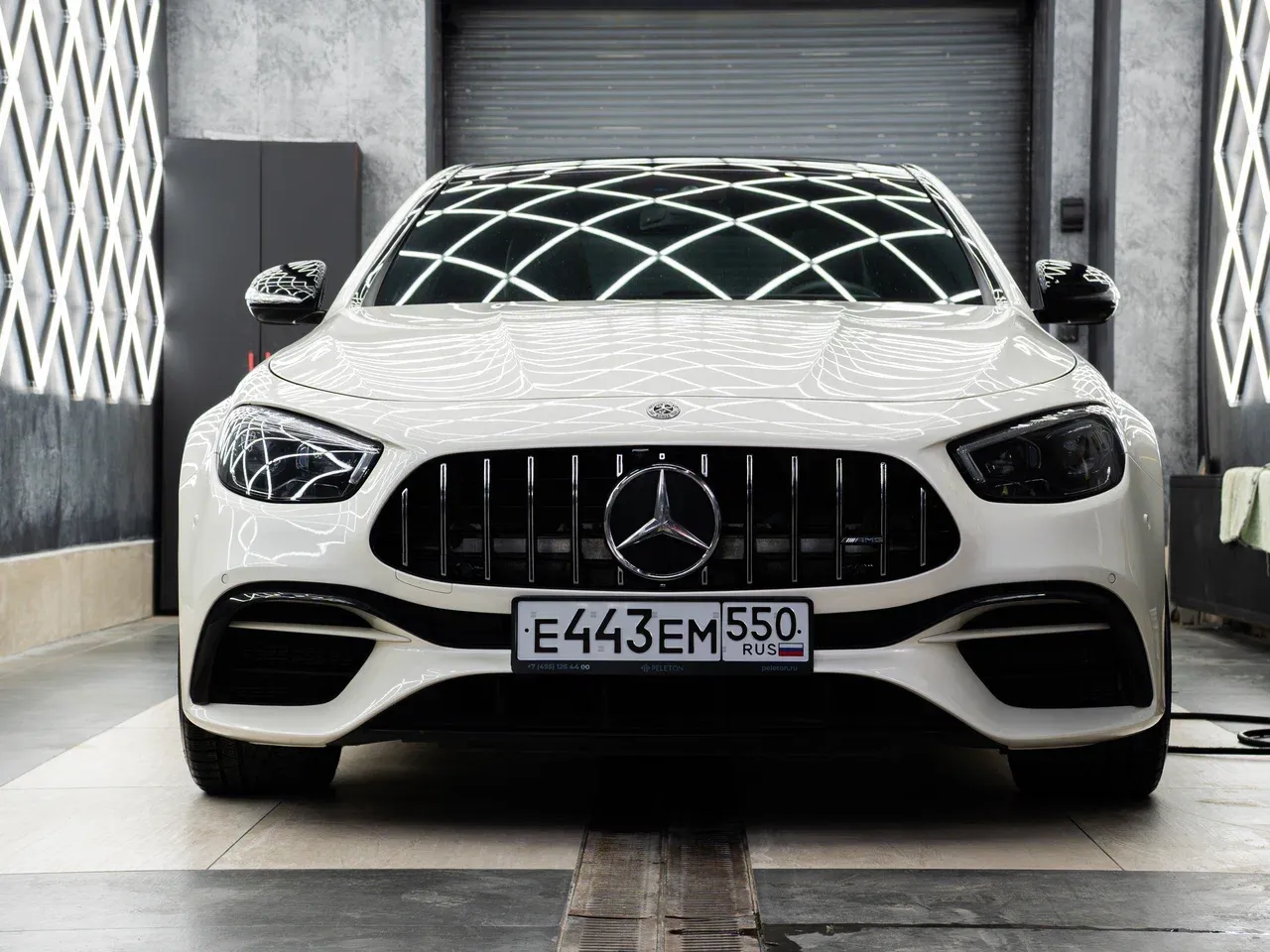 Mercedes-AMG E 63 анфас в студии МГК Премиум — прозрачная оптика после детейлинга