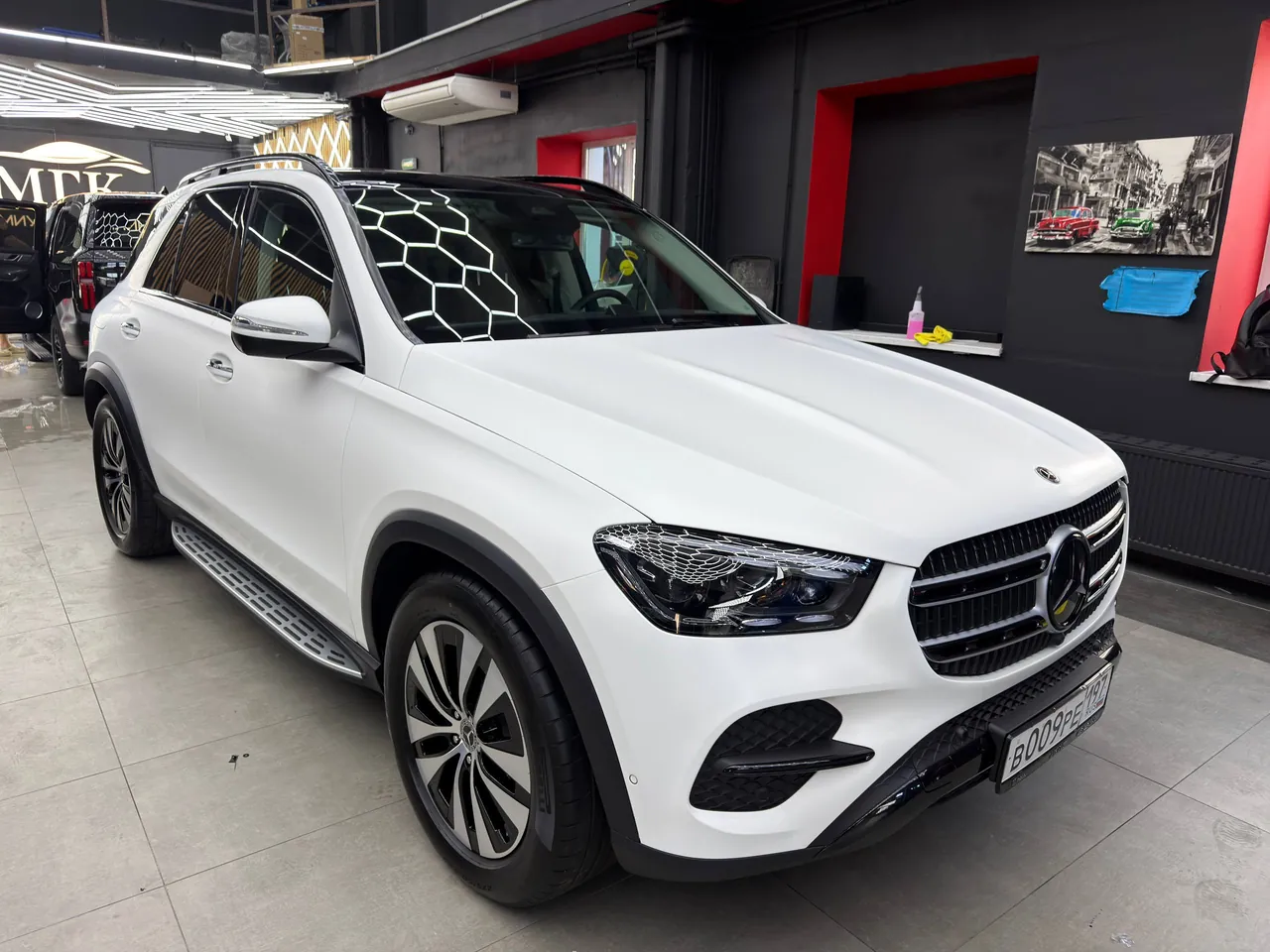 Белый Mercedes-Benz GLS после работ по защите кузова в студии МГК
