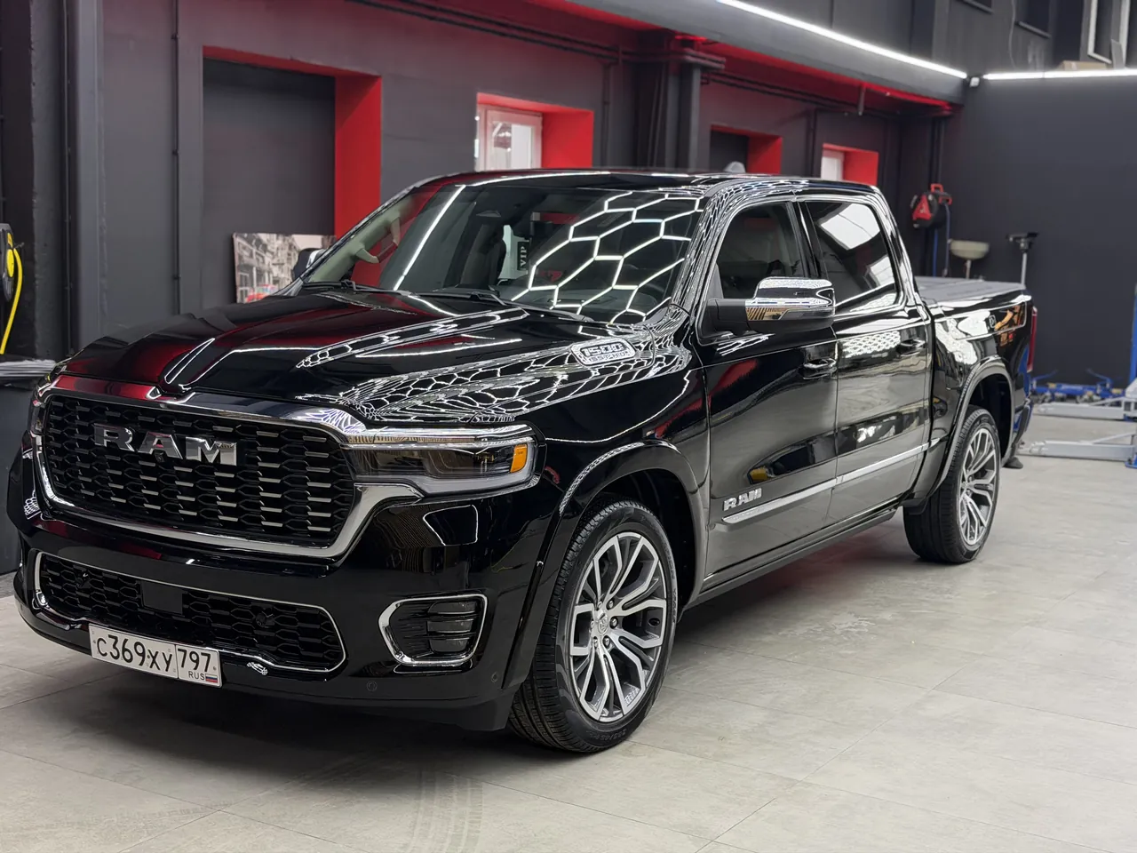 Чёрный пикап Ram 1500 Tungsten после комплекса детейлинг-работ