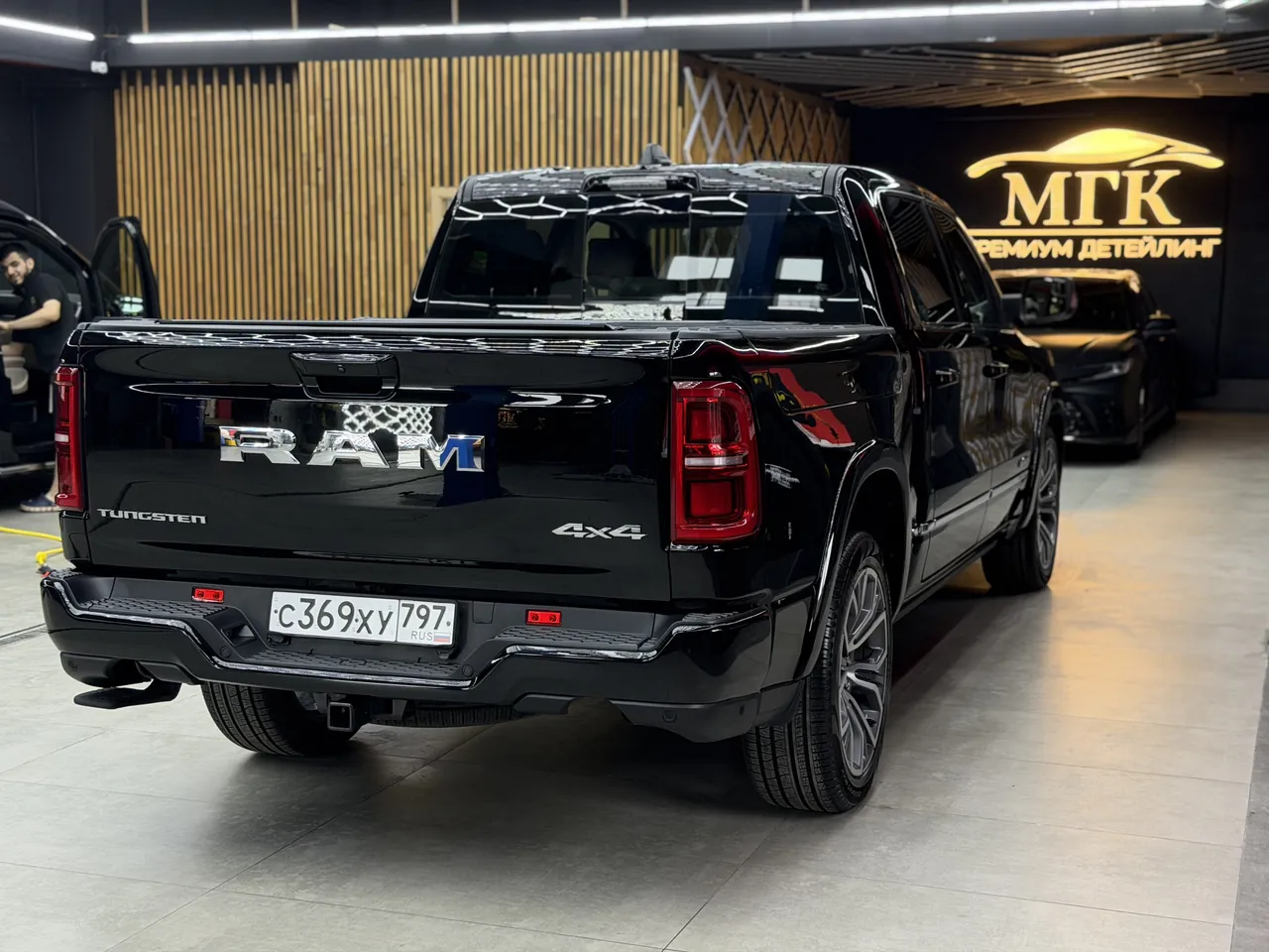 Чёрный Ram 1500 Tungsten после комплекса детейлинг-работ, вид сзади