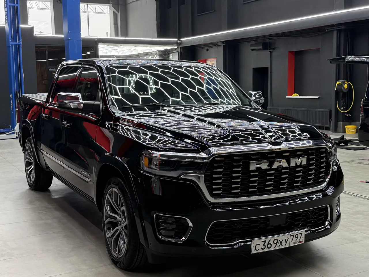 Чёрный Ram 1500 Tungsten после детейлинга, вид спереди и сбоку