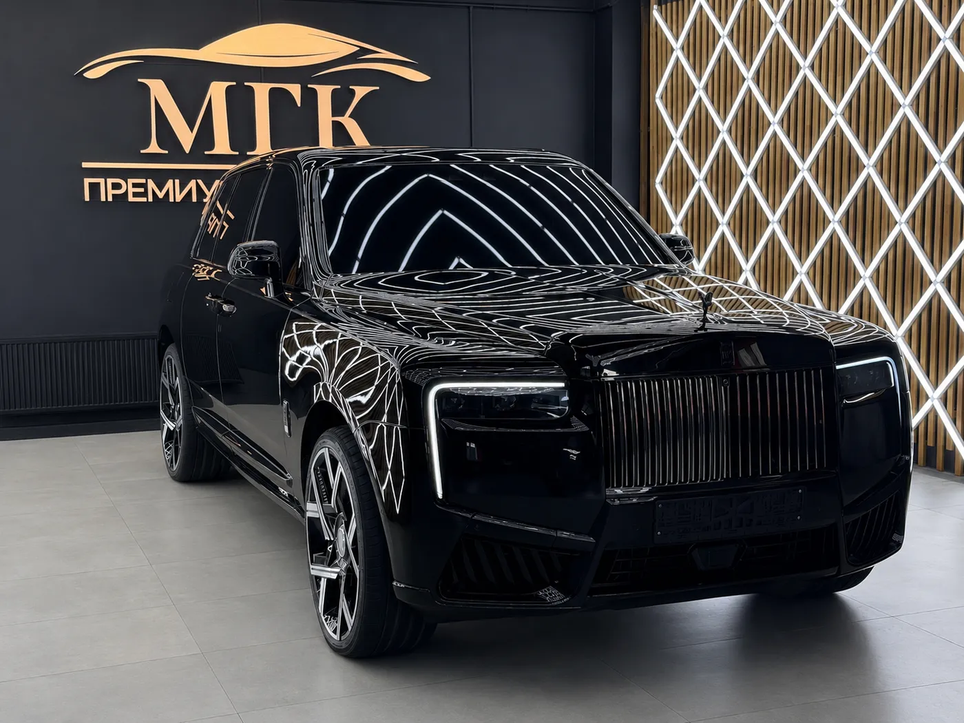 Чёрный Rolls-Royce Cullinan в студии МГК Премиум Детейлинг