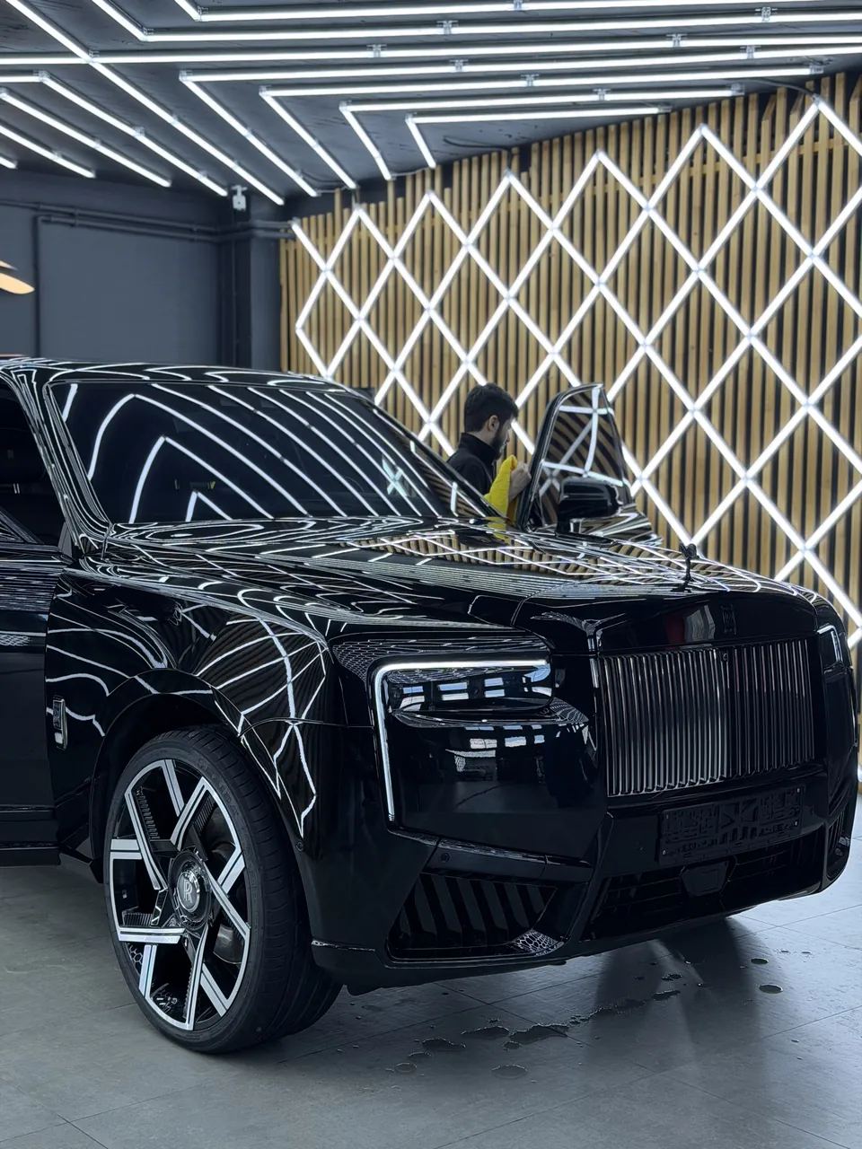 Чёрный Rolls-Royce Cullinan после комплекса детейлинг-работ в студии МГК