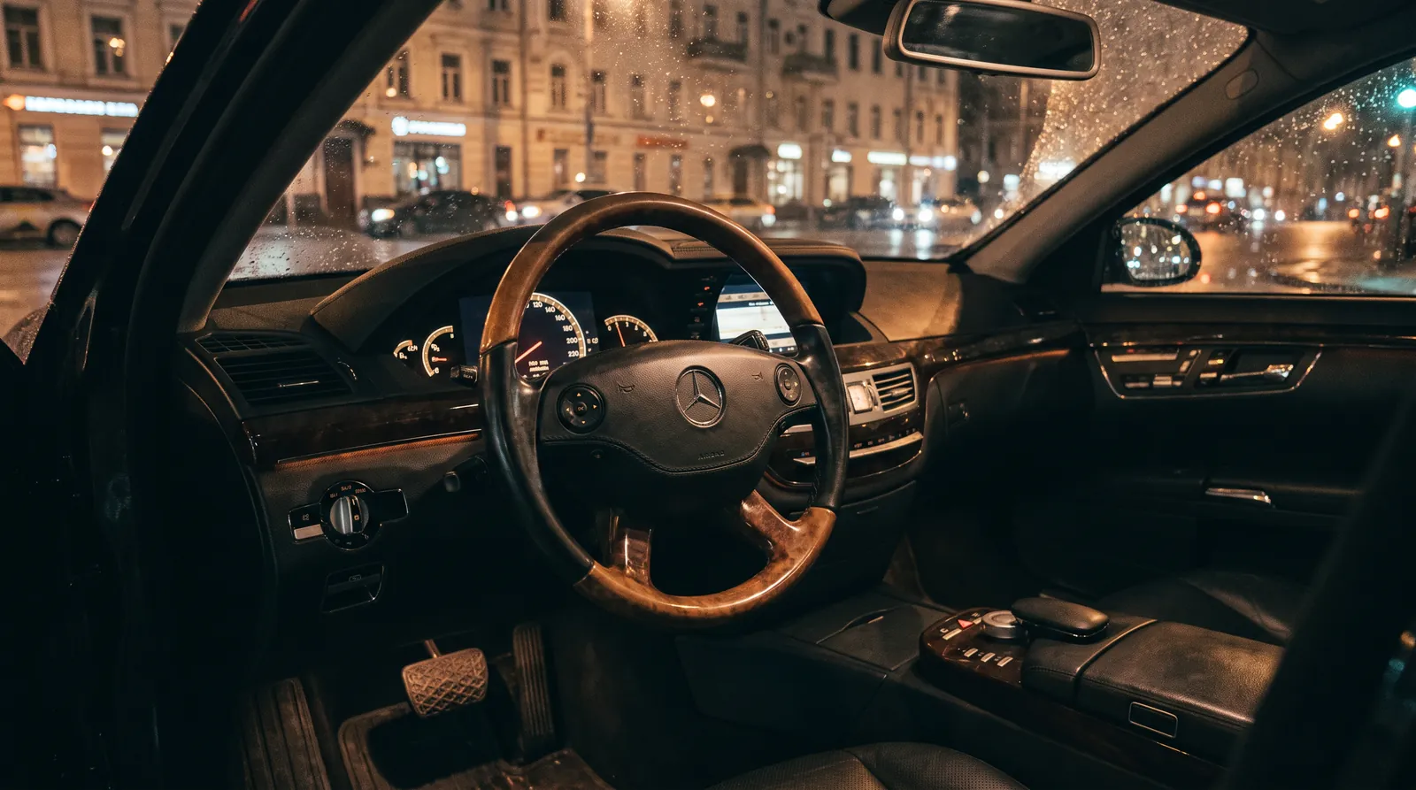 Салон подержанного автомобиля ночью в Москве: затёртый руль, стёртая педаль и светящийся одометр